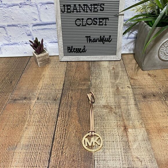 Michael Kors mk replacement bag charm hang tag 
Cream leather gold tone - Picture 1 of 5